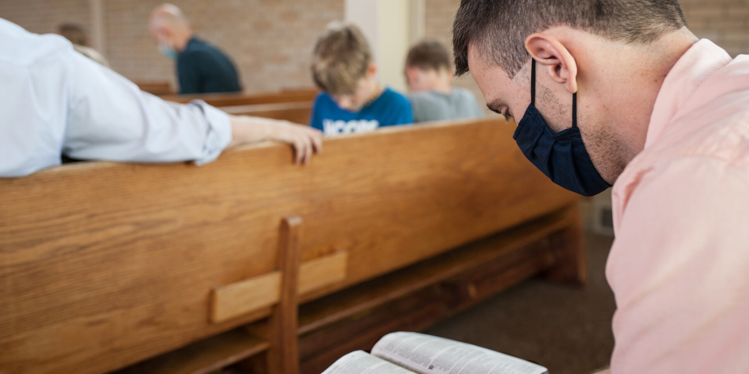 lightstock_739763_full_ann-worship-service-covid-mask Person wearing a mask sitting in a pew during a worship service