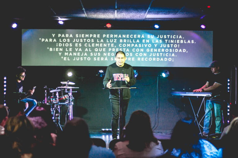 Worship service in Spanish